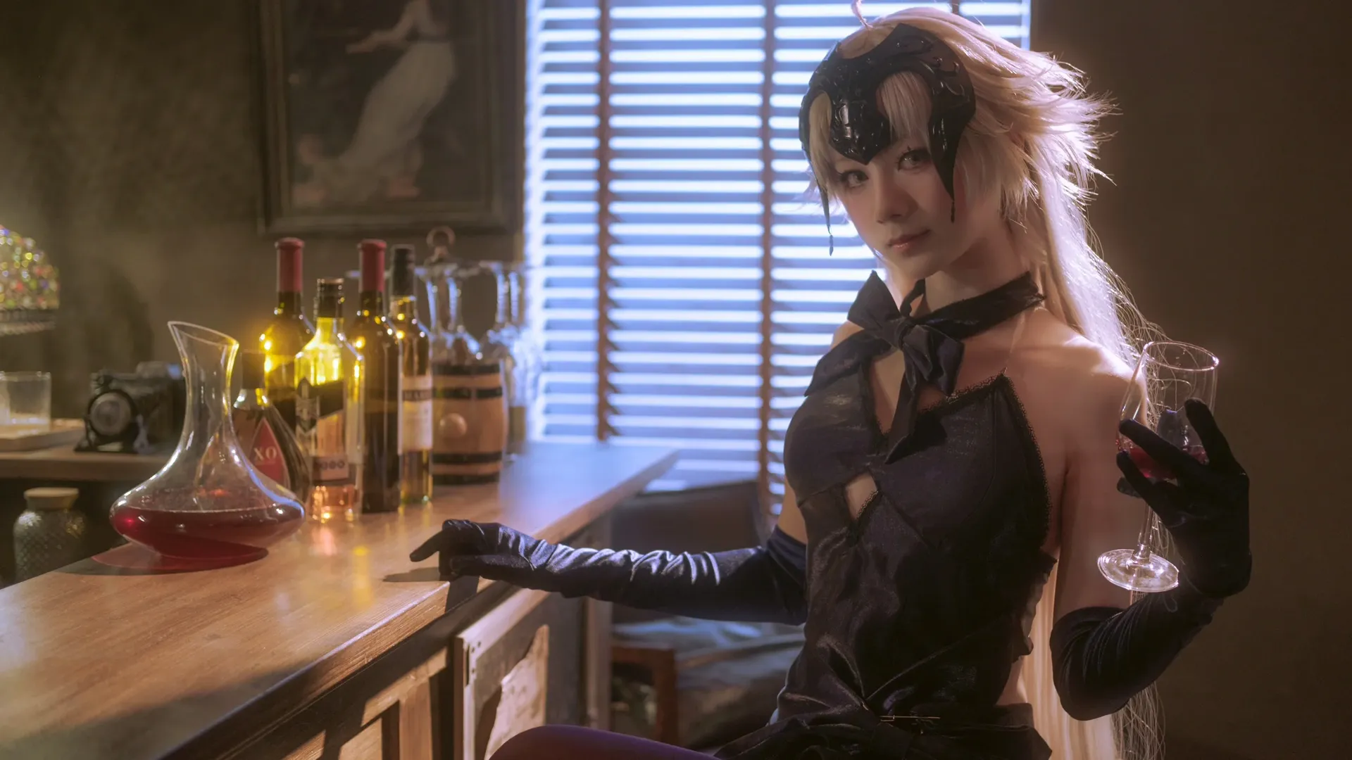 Fate/Grand Order, 黑贞德cos, 二次元cosplay日常, 微醺氛围写真, 复古酒吧布光 - 第3张