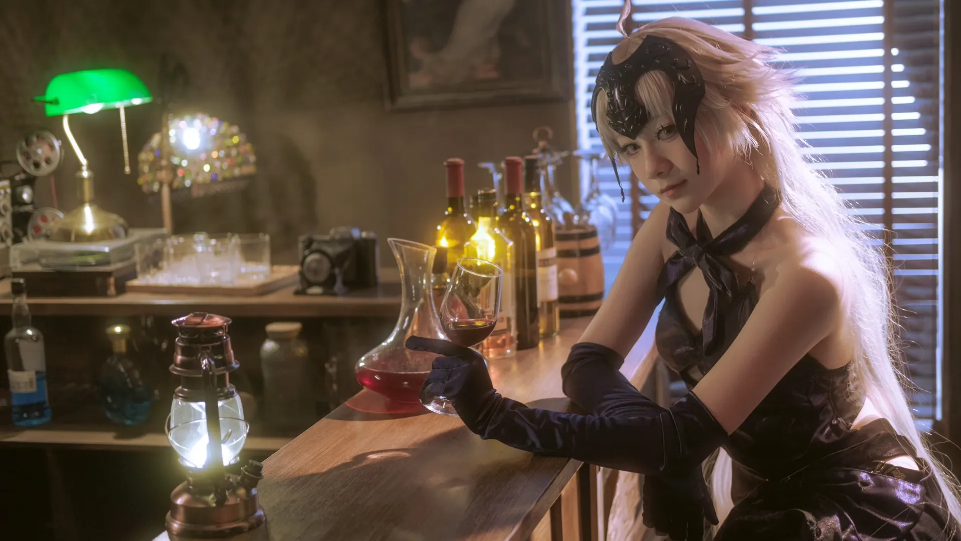 Fate/Grand Order, 黑贞德cos, 二次元cosplay日常, 微醺氛围写真, 复古酒吧布光 - 第4张