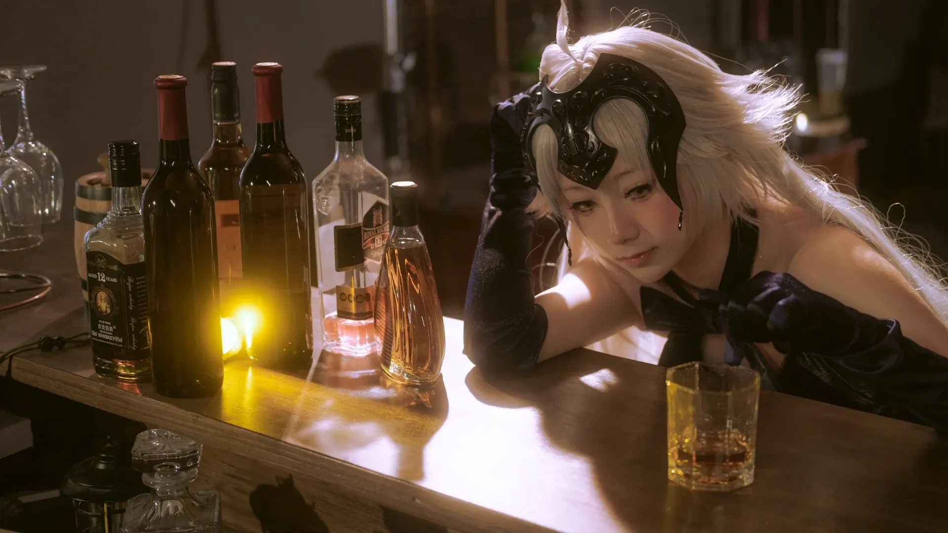 Fate/Grand Order, 黑贞德cos, 二次元cosplay日常, 微醺氛围写真, 复古酒吧布光 - 第5张