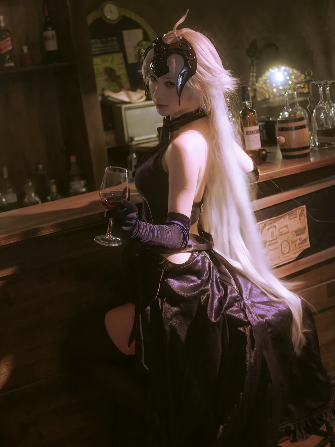 Fate/Grand Order, 黑贞德cos, 二次元cosplay日常, 微醺氛围写真, 复古酒吧布光 - 第6张