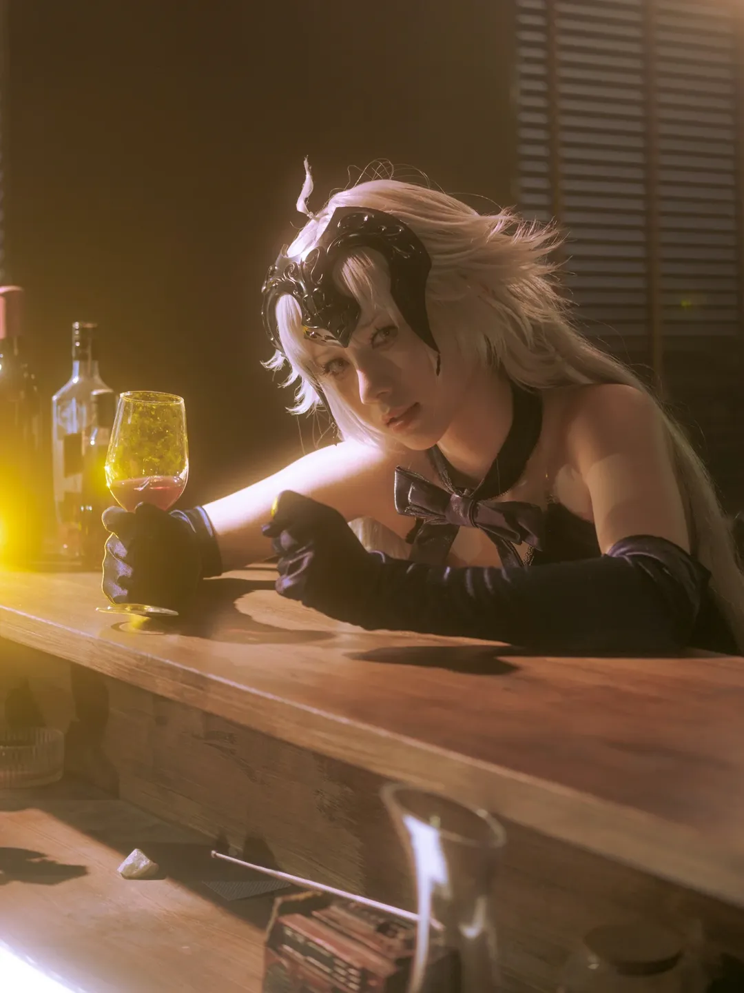Fate/Grand Order, 黑贞德cos, 二次元cosplay日常, 微醺氛围写真, 复古酒吧布光 - 第8张