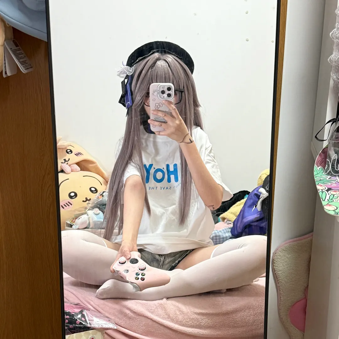 Honkai: Star Rail, Herta cosplay, Mirror selfie, Anime-style fashion, Private studio cosplay costume