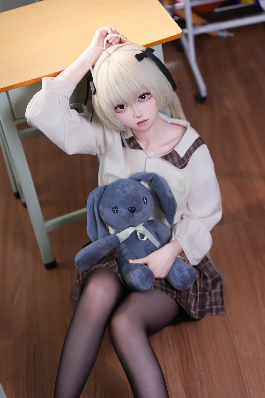二次元少女, 教室写真, 双马尾造型, 春日野穹cosplay, 玩偶互动
