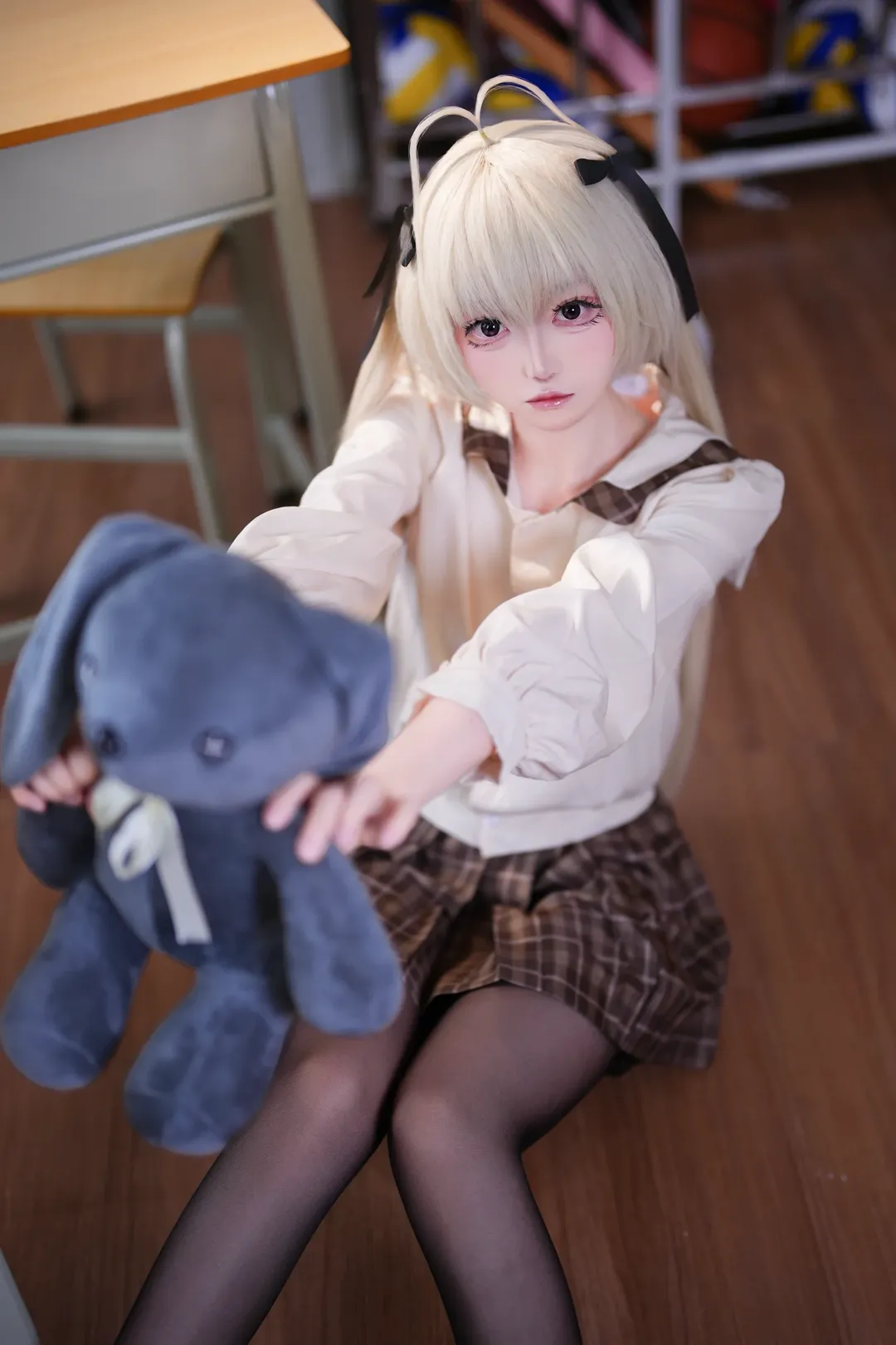 二次元少女, 教室写真, 双马尾造型, 春日野穹cosplay, 玩偶互动 - 第2张