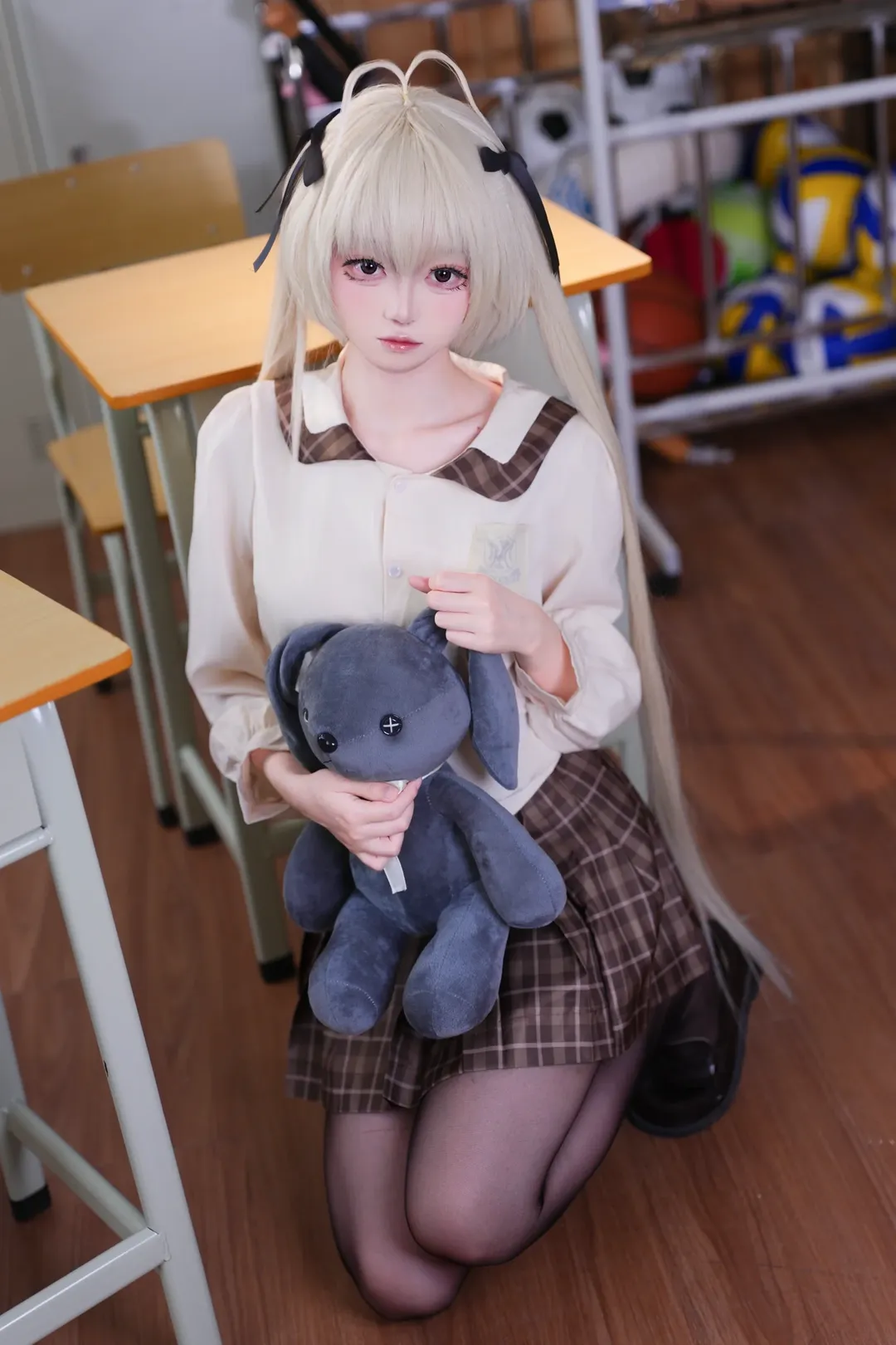 二次元少女, 教室写真, 双马尾造型, 春日野穹cosplay, 玩偶互动 - 第3张