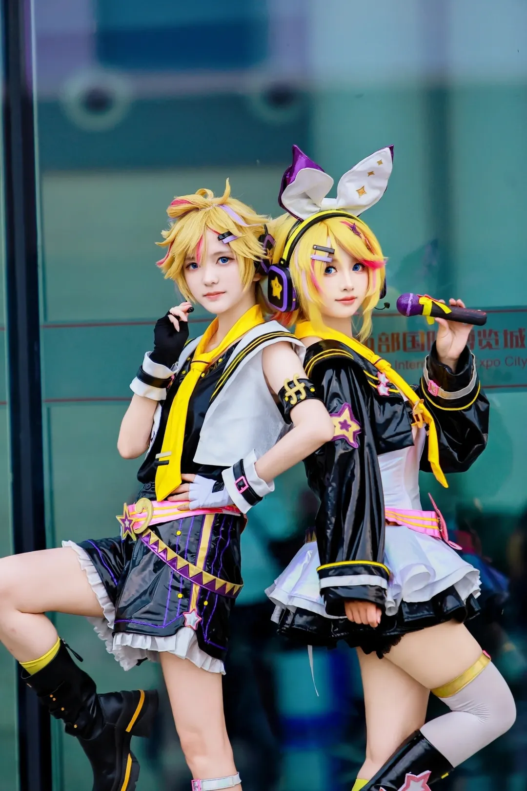 アニメイベントのコスプレ, イベント撮影ポーズ参考, 双子コスプレ, ツーショット, イベント撮影ポーズ - 10枚目