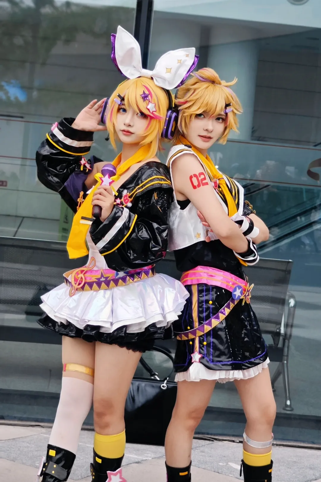 アニメイベントのコスプレ, イベント撮影ポーズ参考, 双子コスプレ, ツーショット, イベント撮影ポーズ - 2枚目