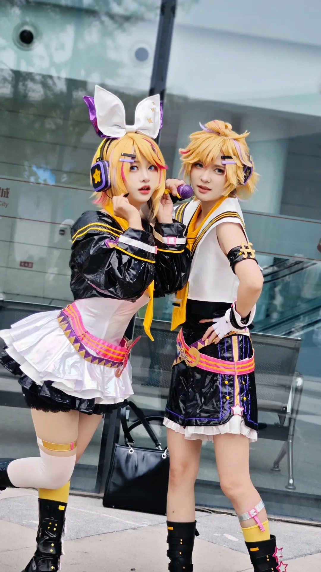 アニメイベントのコスプレ, イベント撮影ポーズ参考, 双子コスプレ, ツーショット, イベント撮影ポーズ - 3枚目