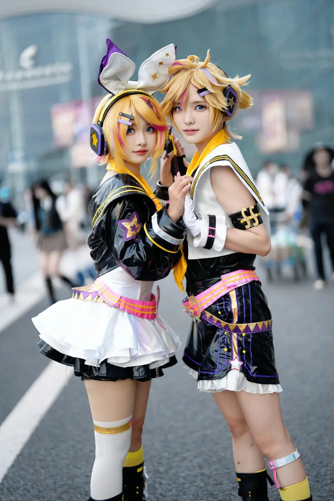 アニメイベントのコスプレ, イベント撮影ポーズ参考, 双子コスプレ, ツーショット, イベント撮影ポーズ - 4枚目