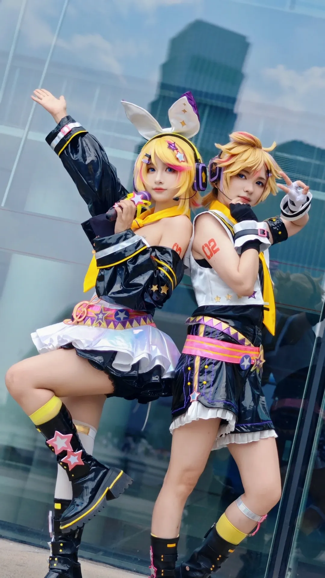 Anime convention cosplay, Convention photo pose reference, Twins cosplay, Two-person photo, Convention photo poses