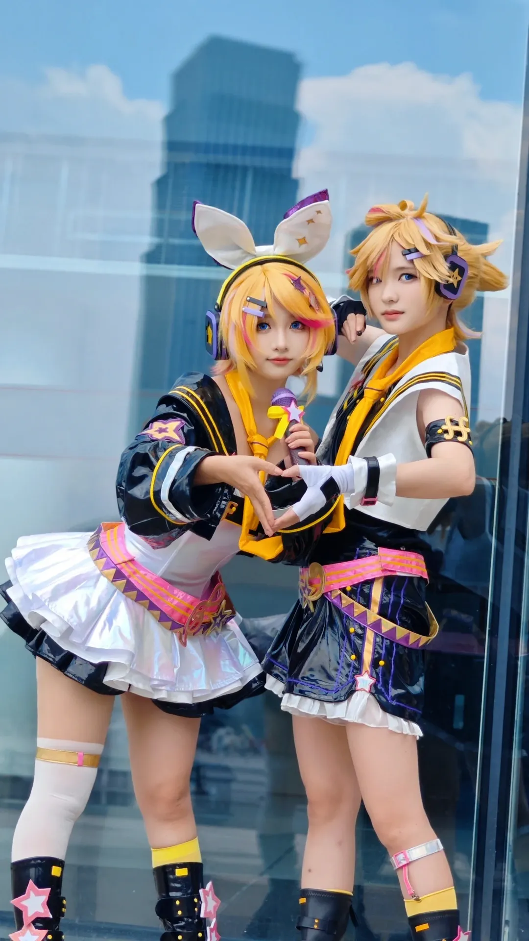 アニメイベントのコスプレ, イベント撮影ポーズ参考, 双子コスプレ, ツーショット, イベント撮影ポーズ - 6枚目