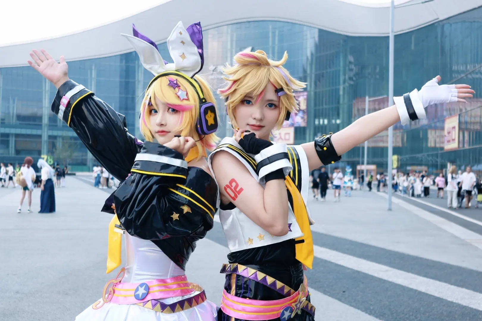 アニメイベントのコスプレ, イベント撮影ポーズ参考, 双子コスプレ, ツーショット, イベント撮影ポーズ - 7枚目