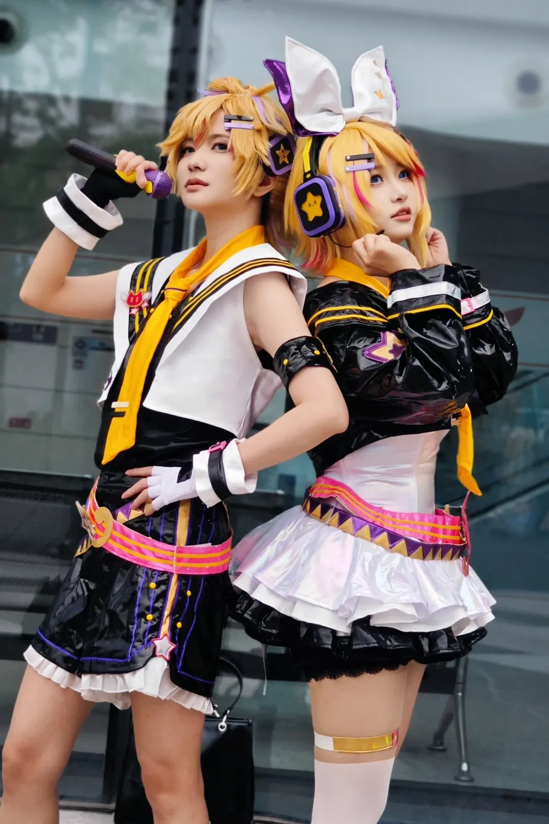 アニメイベントのコスプレ, イベント撮影ポーズ参考, 双子コスプレ, ツーショット, イベント撮影ポーズ - 8枚目