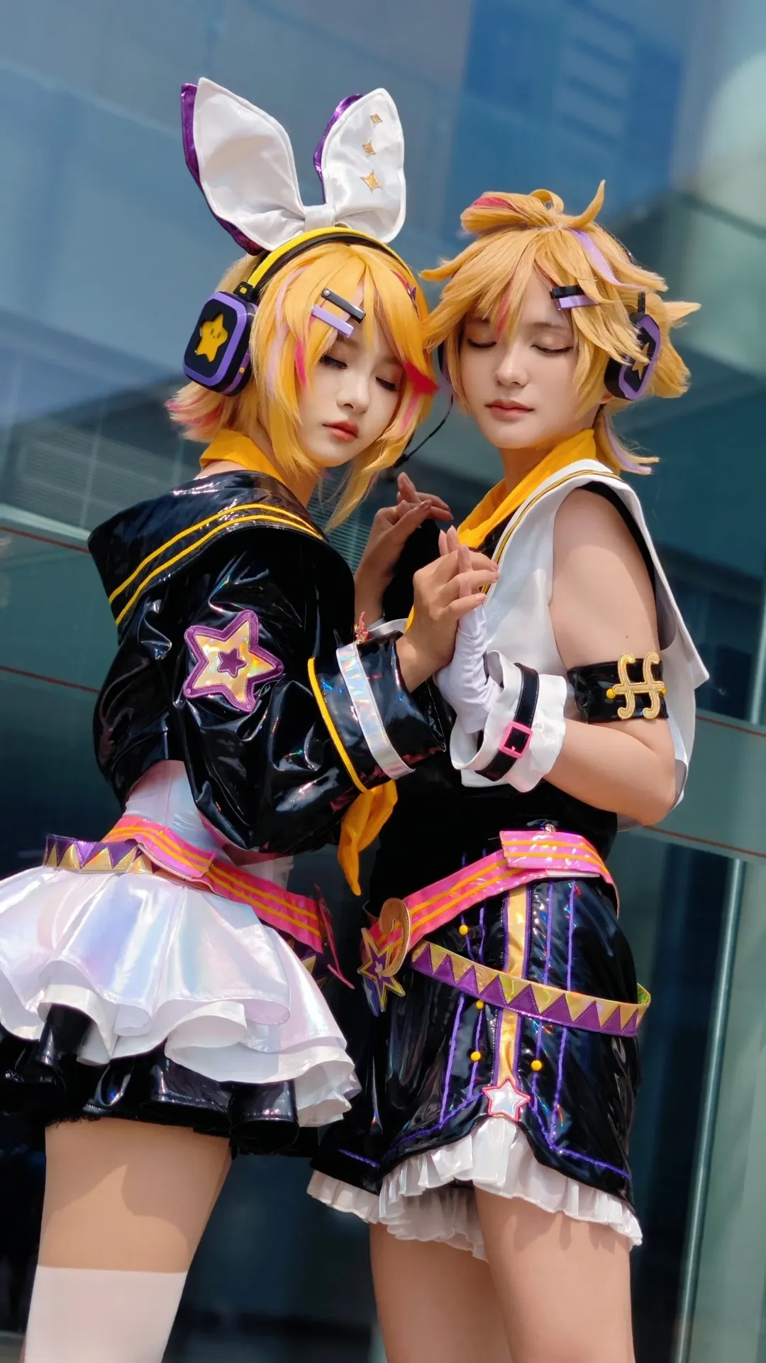 アニメイベントのコスプレ, イベント撮影ポーズ参考, 双子コスプレ, ツーショット, イベント撮影ポーズ - 9枚目