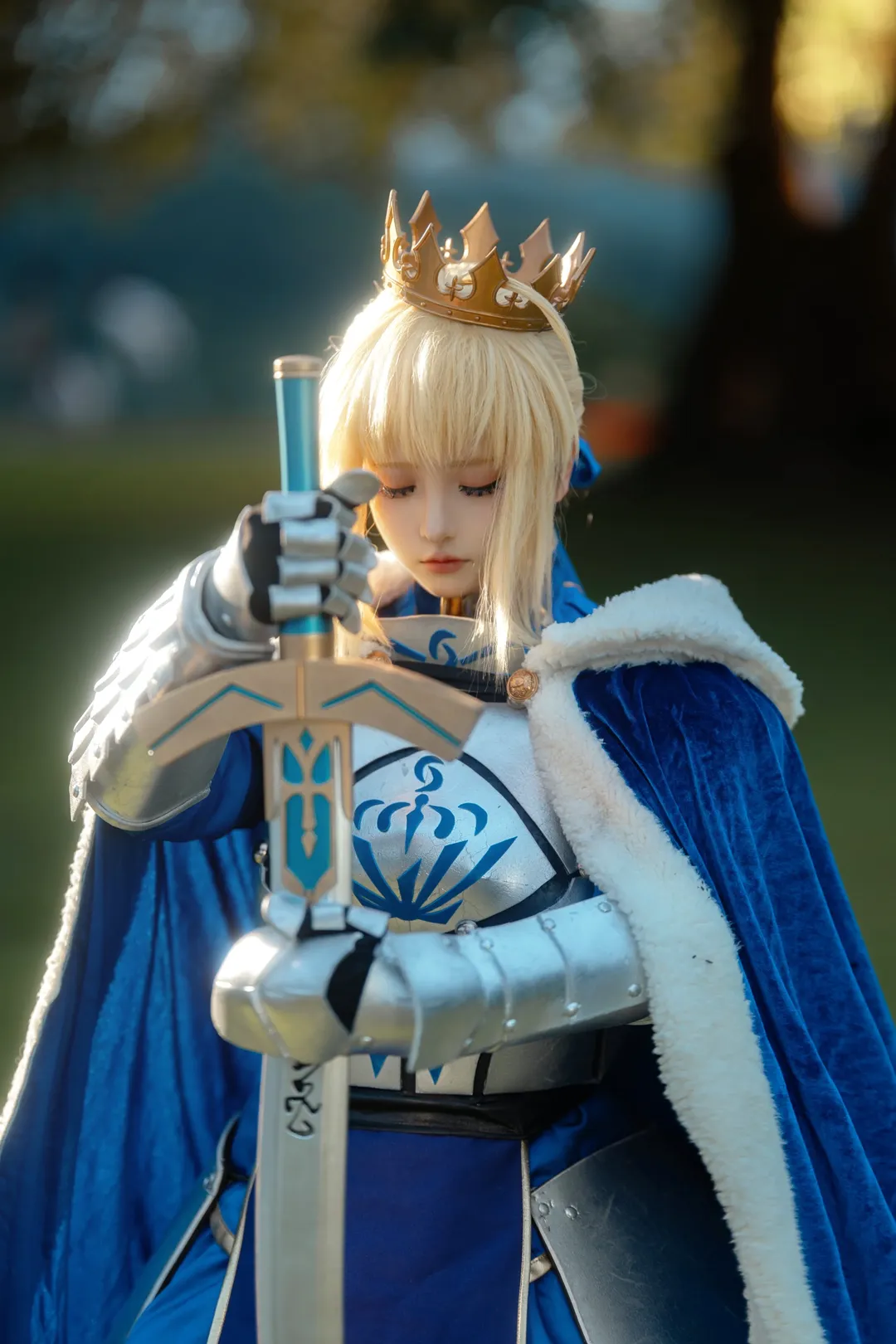 Fate/Grand Order, 阿尔托莉雅cos, cosplay摄影, 户外外景, 铠甲细节 - 第2张