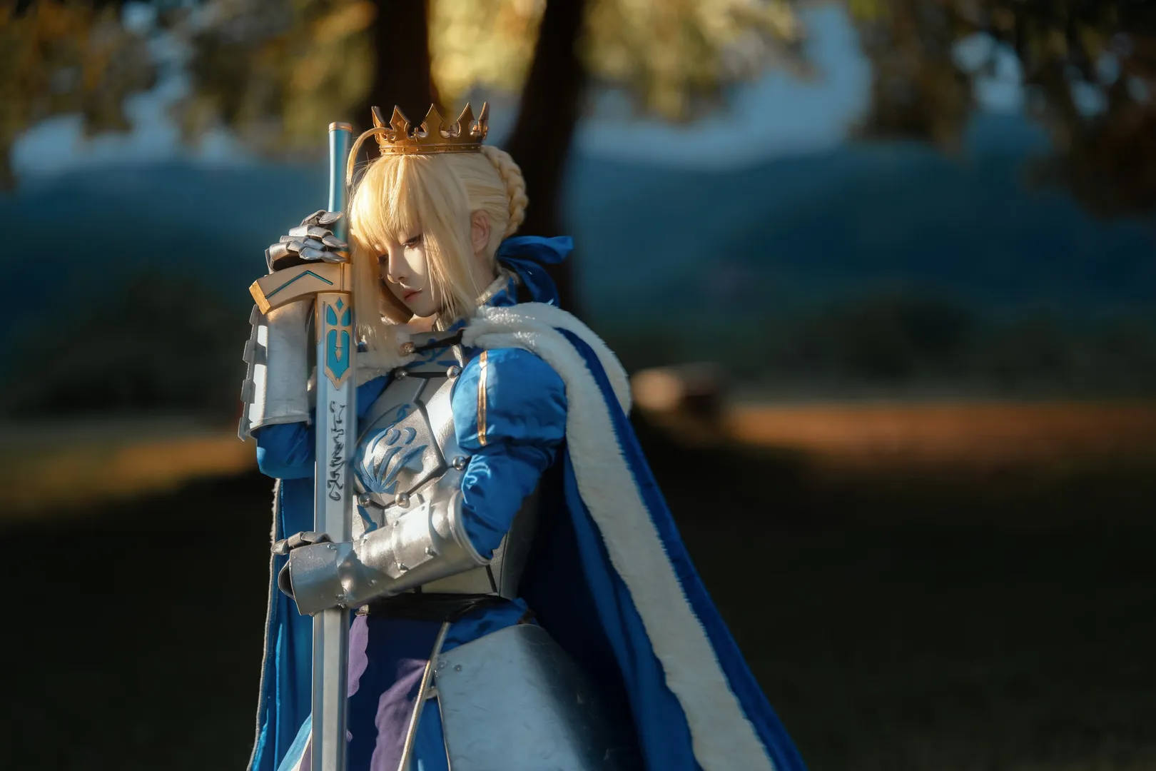 Fate/Grand Order, 阿尔托莉雅cos, cosplay摄影, 户外外景, 铠甲细节 - 第4张