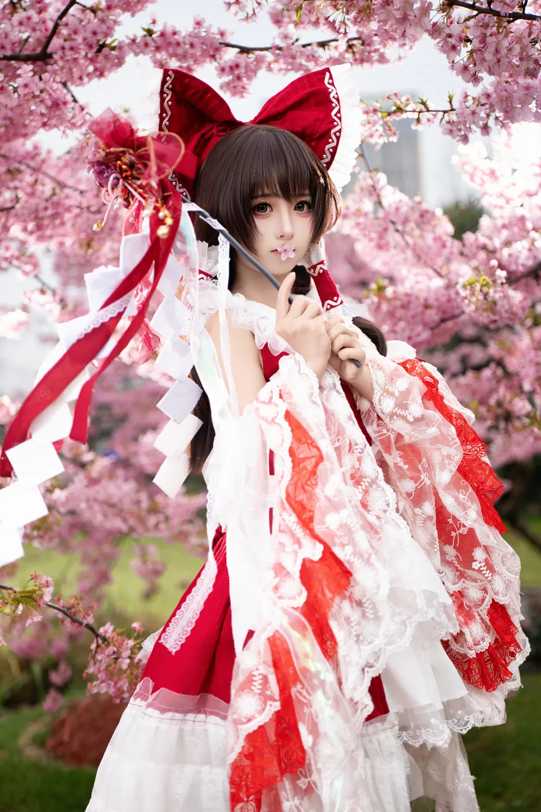 博丽灵梦cos, 东方project, 二次元cosplay, 樱花外景, 巫女服 - 第4张