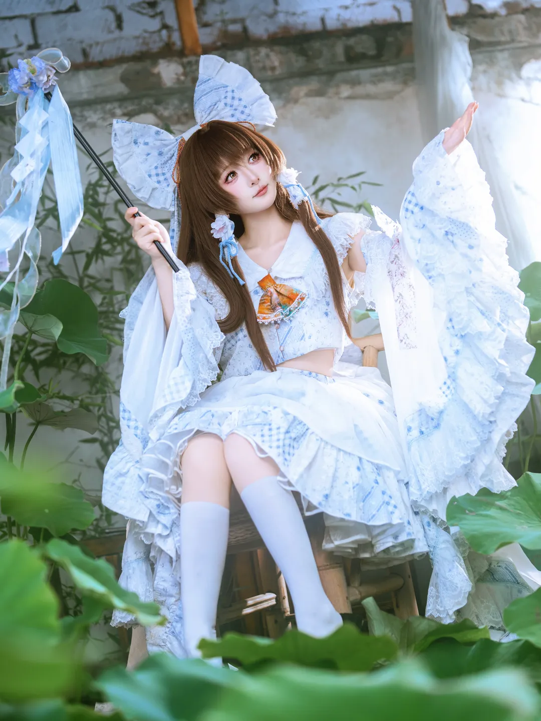博丽灵梦cos, 东方project, 二次元cosplay, 白丝穿搭, 荷花池写真 - 第1张