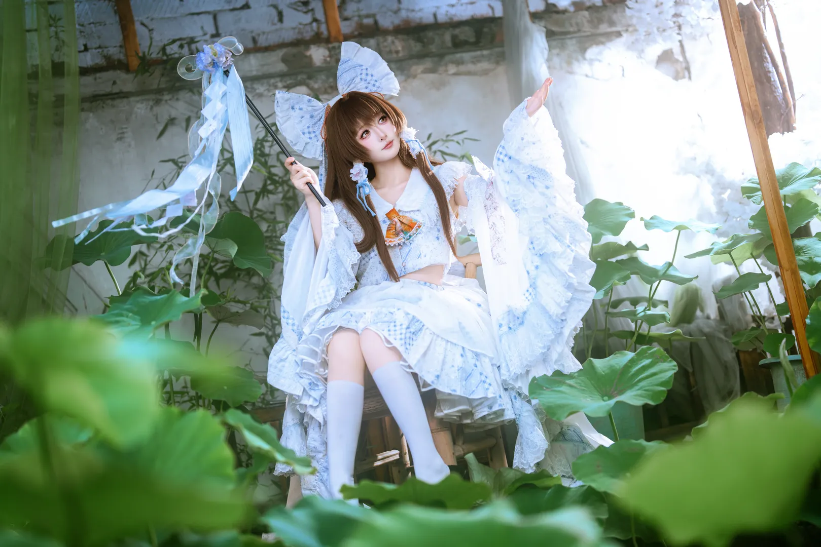 博丽灵梦cos, 东方project, 二次元cosplay, 白丝穿搭, 荷花池写真 - 第2张