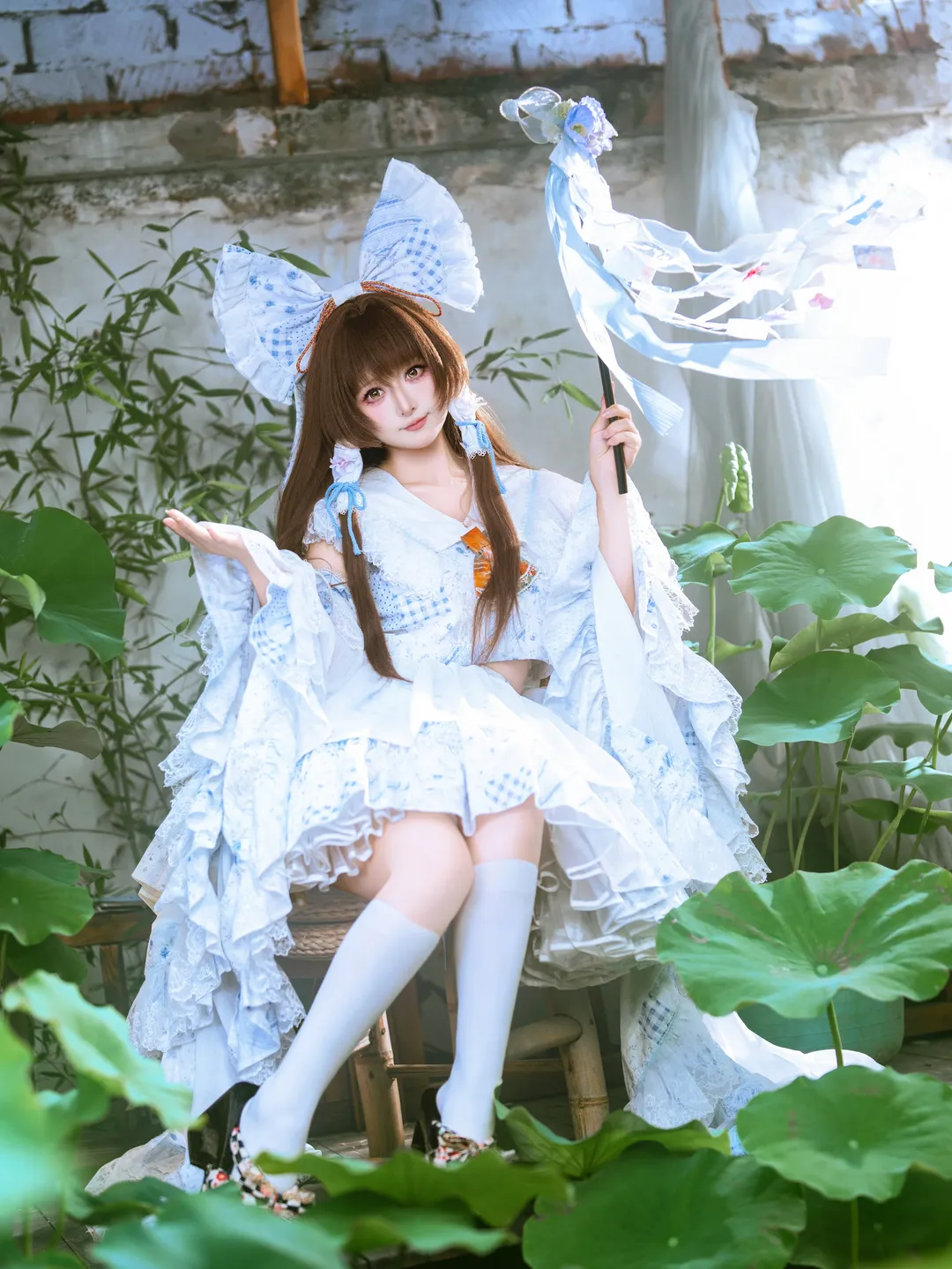 博丽灵梦cos, 东方project, 二次元cosplay, 白丝穿搭, 荷花池写真