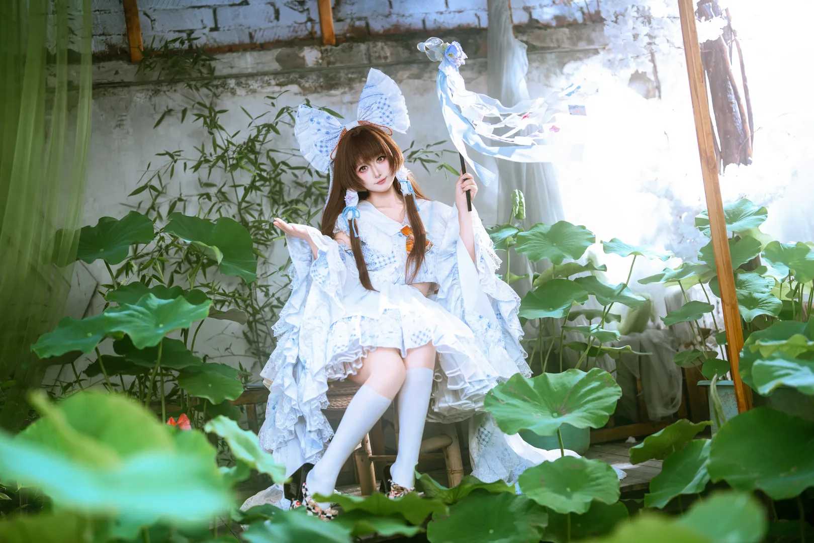 博丽灵梦cos, 东方project, 二次元cosplay, 白丝穿搭, 荷花池写真 - 第4张