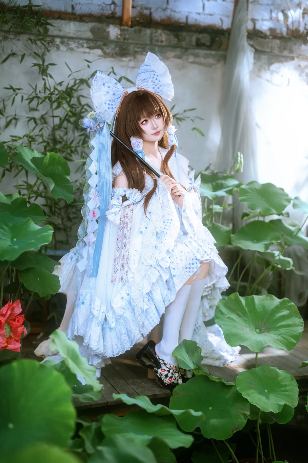 博丽灵梦cos, 东方project, 二次元cosplay, 白丝穿搭, 荷花池写真 - 第5张