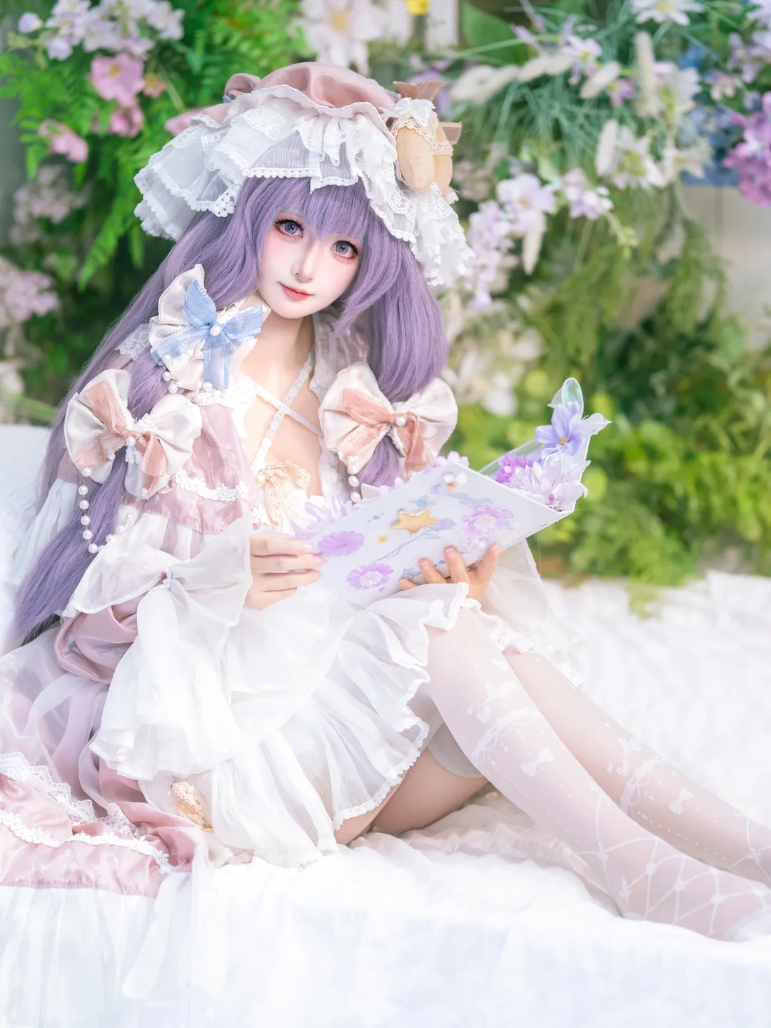 东方Project, 帕秋莉cos, 梦幻Lolita写真, 花园沉浸式摄影, 紫发造型穿搭 - 第1张
