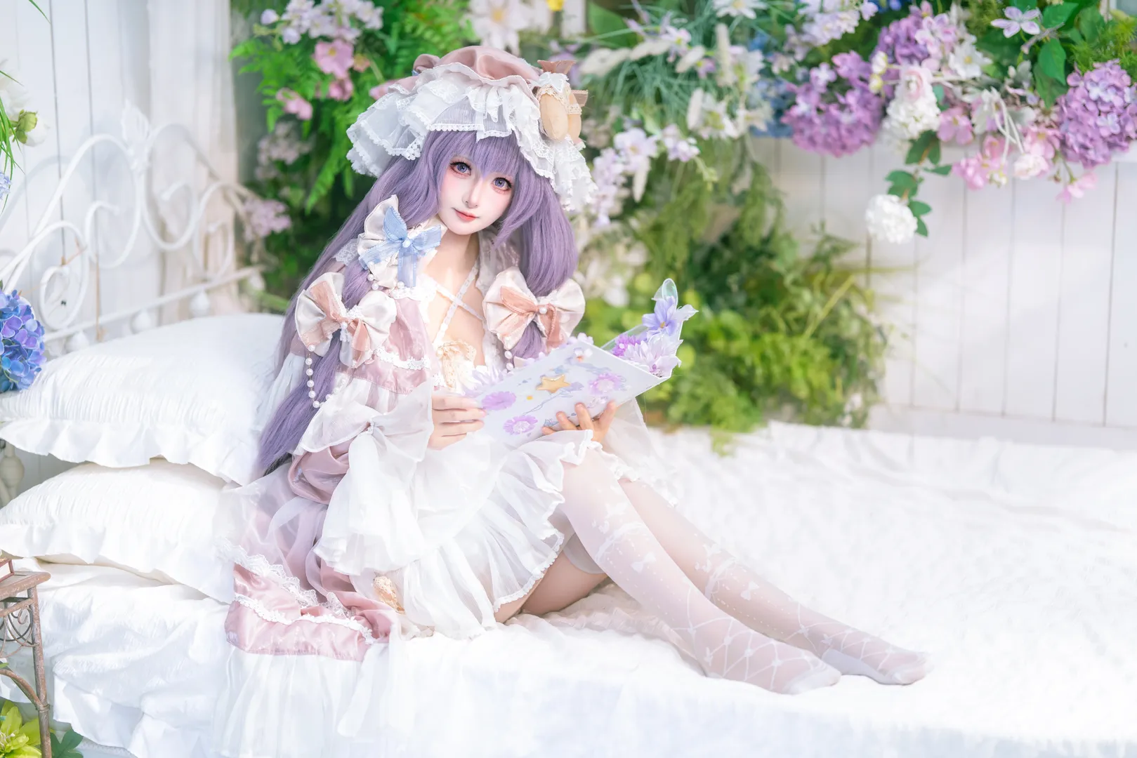 東方Project, 帕秋莉cos, 夢幻Lolita寫真, 花園沉浸式攝影, 紫發造型穿搭