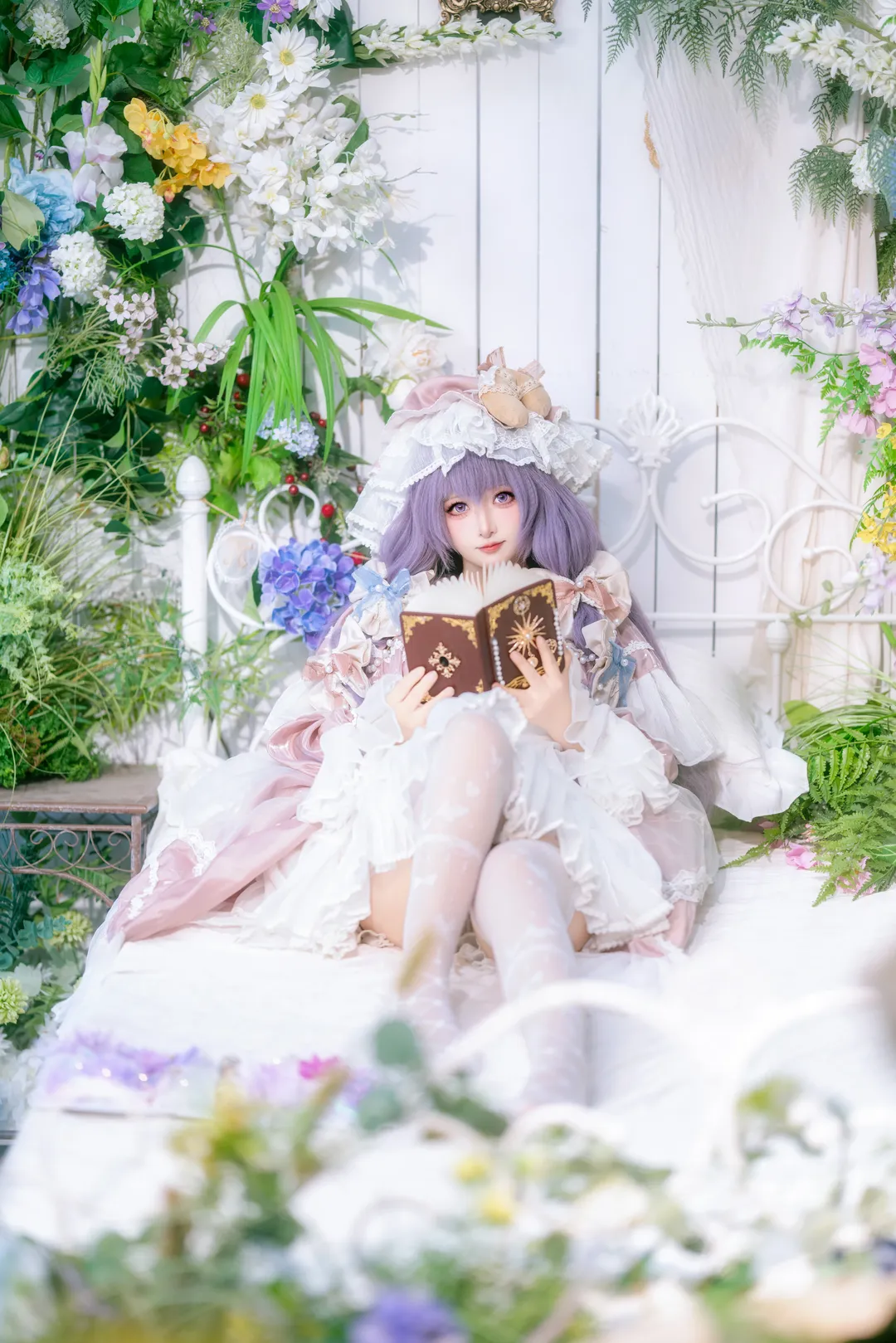 东方Project, 帕秋莉cos, 梦幻Lolita写真, 花园沉浸式摄影, 紫发造型穿搭 - 第5张