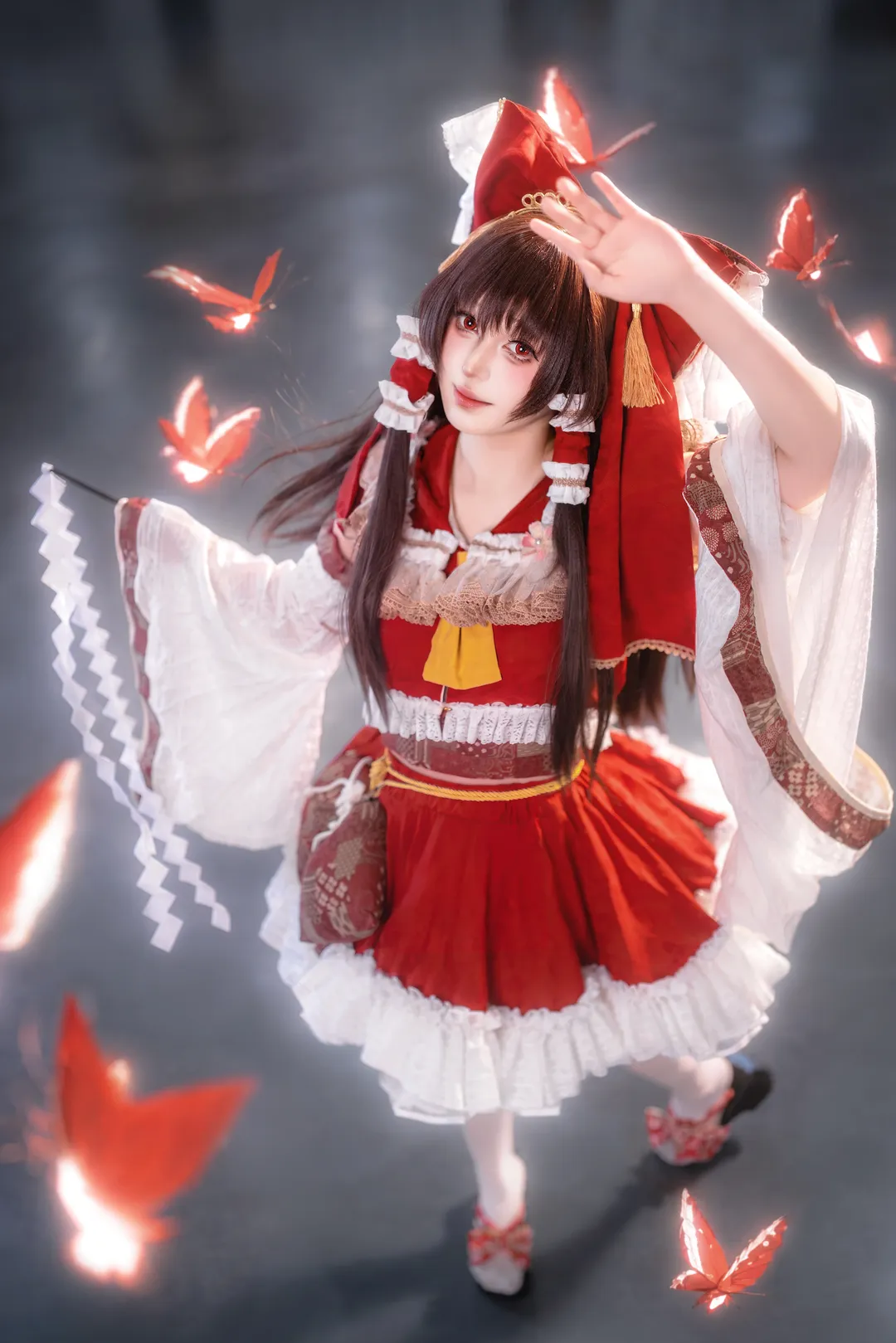 博麗霊夢コスプレ, 東方Project, 二次元コスプレ, 巫女装束, 赤い蝶のエフェクト