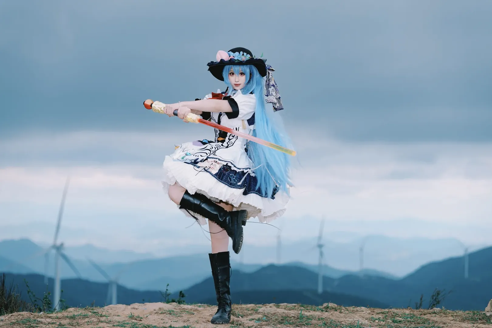 東方Project, 比那名居天子 コスプレ, 山頂でのコスプレロケ, 風力発電の風景撮影, 青髪の魔法使い