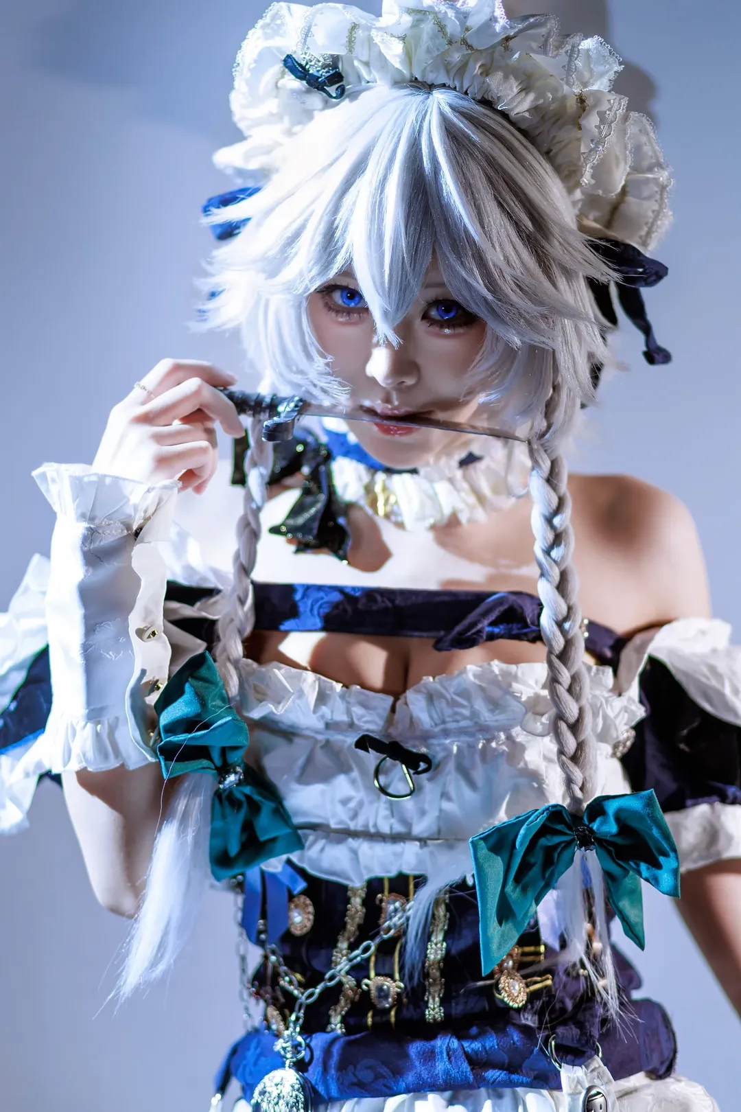 东方project, 十六夜咲夜cos, cosplay摄影, 银发女仆装, 冷色调光影 - 第1张