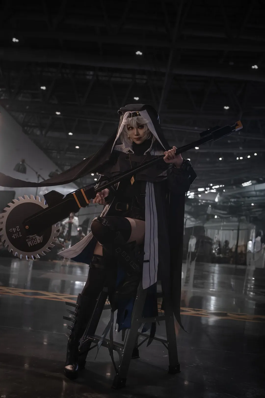 アークナイツ, イベント撮影, スペクター コスプレ, インダストリアルスタイルのシーン, 丸鋸武器