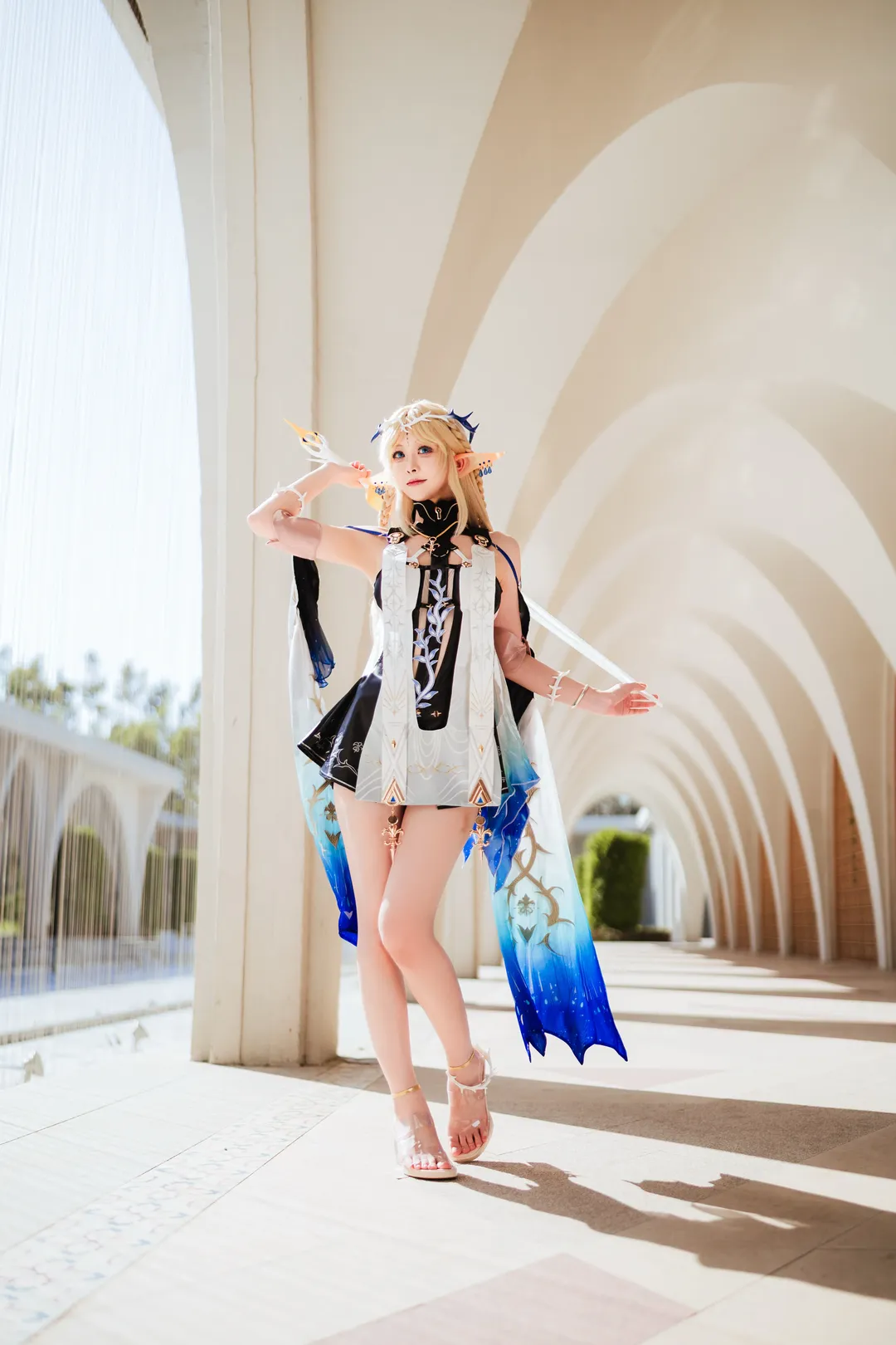 鸣潮, 卡提希娅cos, 精灵耳cosplay, 白蓝渐变飘带, 长廊光影摄影 - 第2张