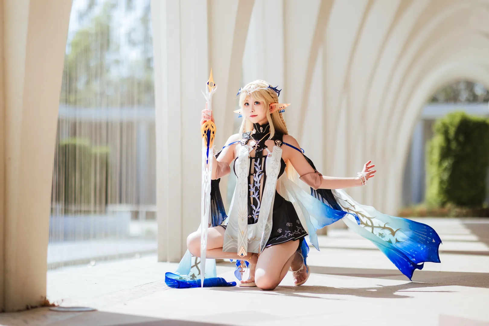 鸣潮, 卡提希娅cos, 精灵耳cosplay, 白蓝渐变飘带, 长廊光影摄影 - 第3张
