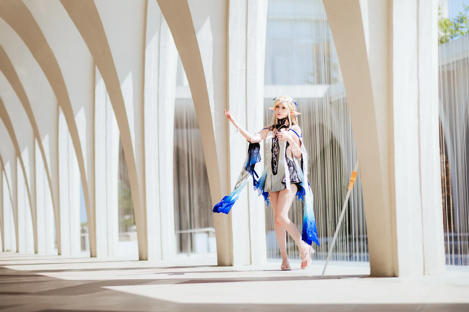 鸣潮, 卡提希娅cos, 精灵耳cosplay, 白蓝渐变飘带, 长廊光影摄影 - 第5张