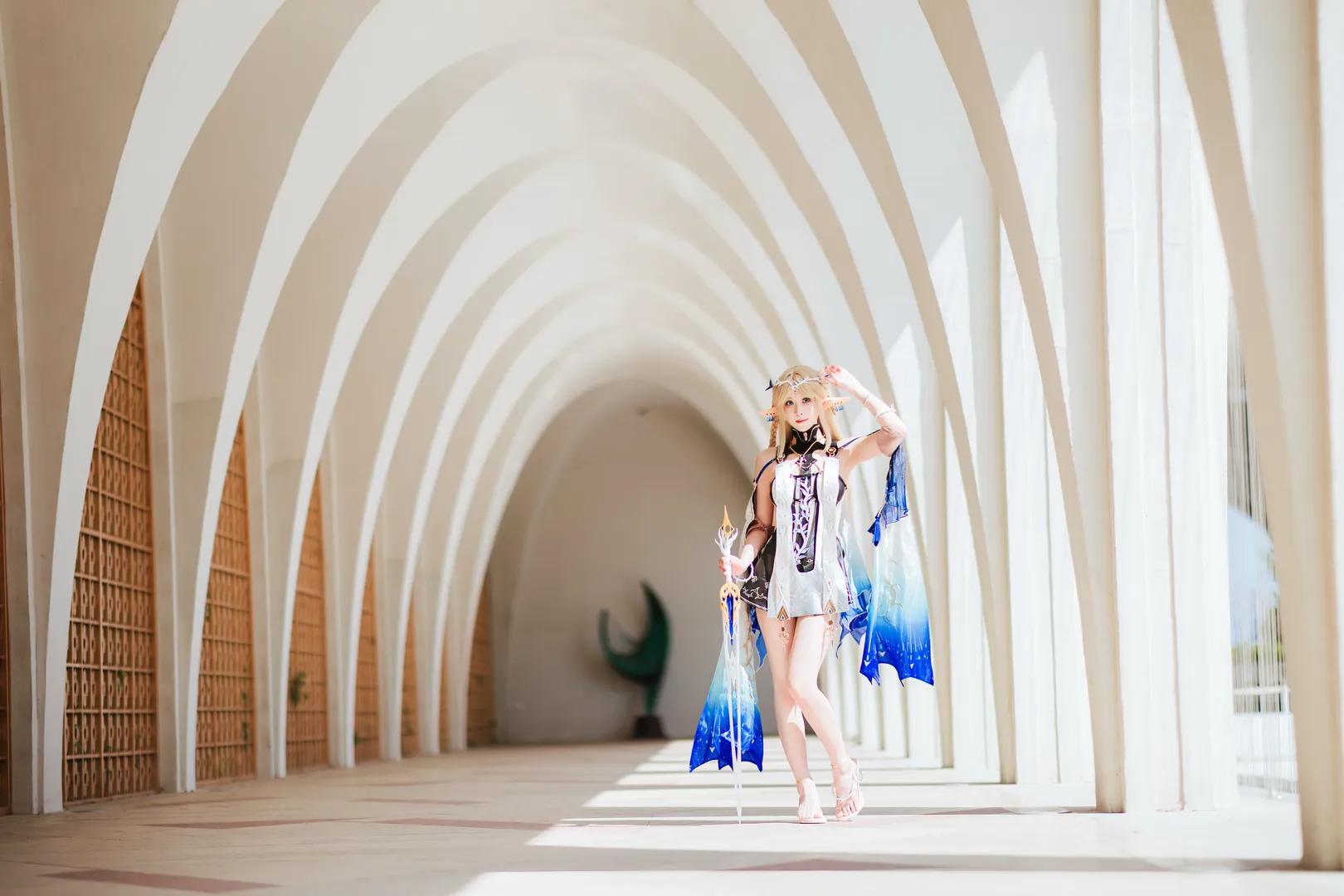 鸣潮, 卡提希娅cos, 精灵耳cosplay, 白蓝渐变飘带, 长廊光影摄影 - 第6张