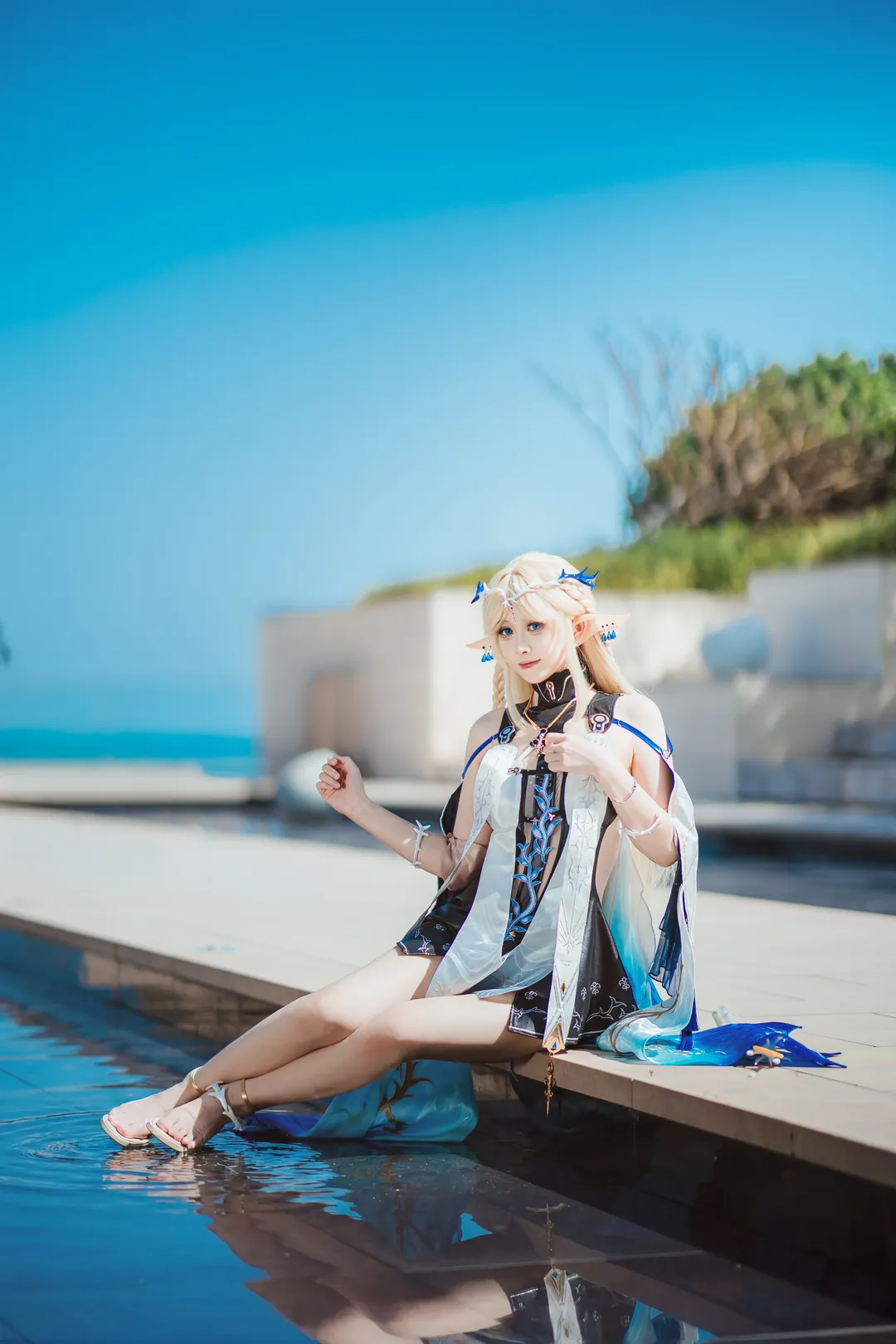 鸣潮, 卡提希娅cos, 精灵耳cosplay, 白蓝渐变飘带, 长廊光影摄影 - 第9张