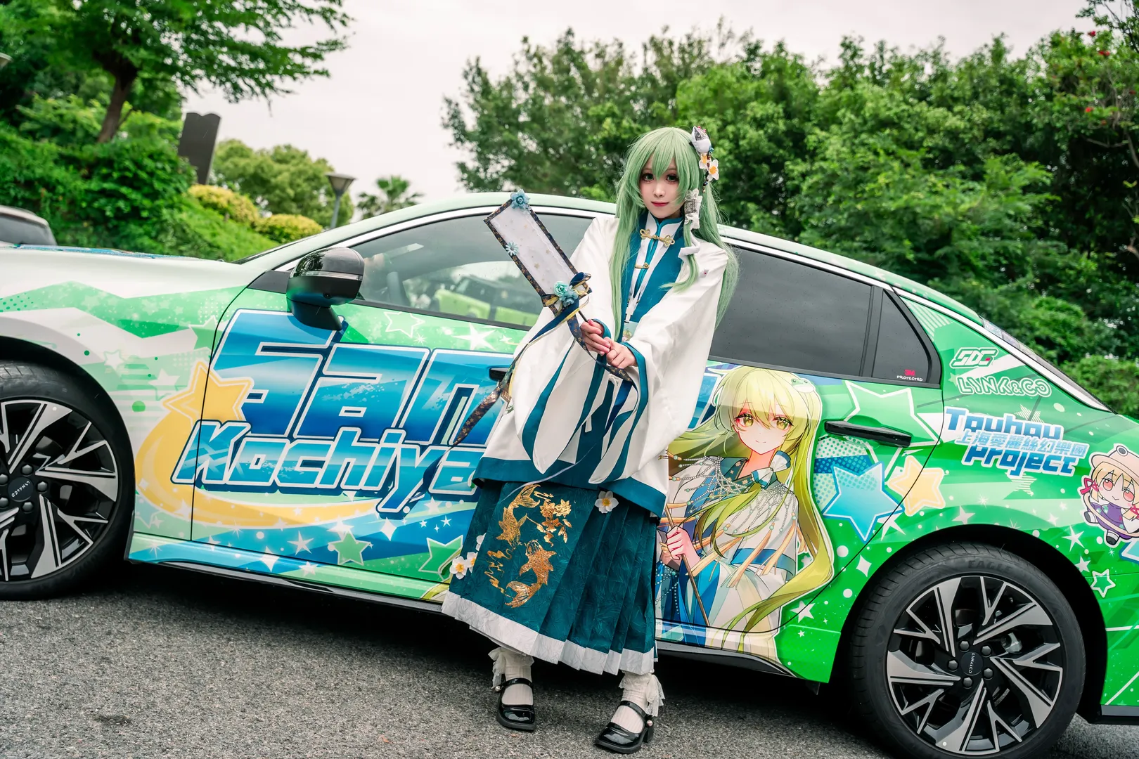东方project, 东风谷早苗cos, 国风cosplay, 雨天外景, 痛车拍摄 - 第2张