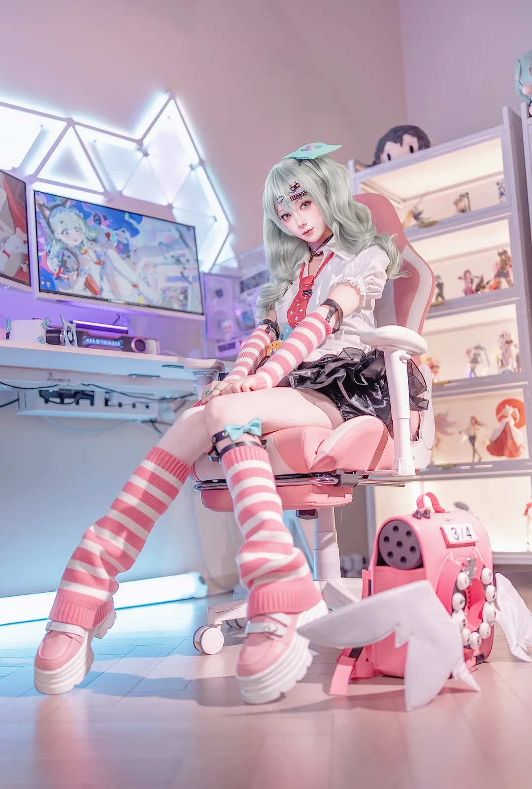 ゼンレスゾーンゼロ, コスプレ, 千夏 コスプレ, ゲーミングルームの撮影, ピンクと白のボーダーソックス - 1枚目