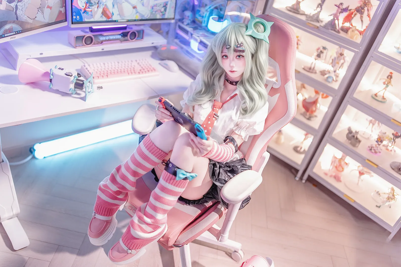 ゼンレスゾーンゼロ, コスプレ, 千夏 コスプレ, ゲーミングルームの撮影, ピンクと白のボーダーソックス - 2枚目