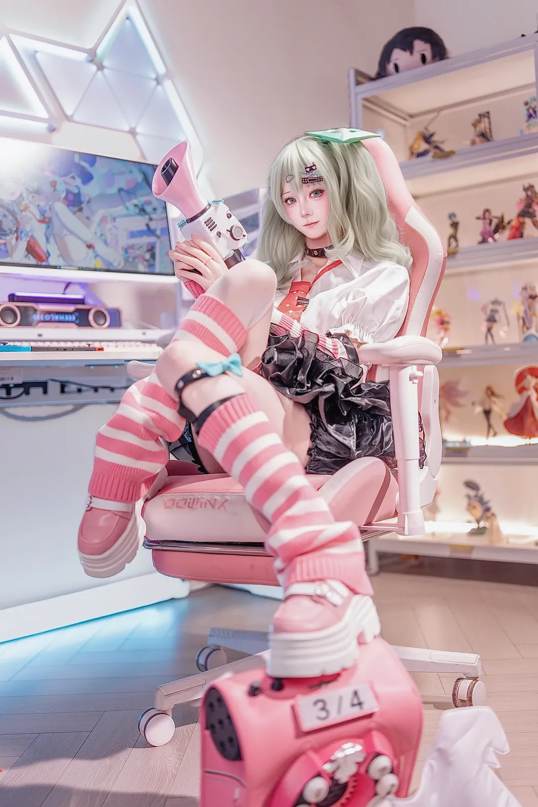 绝区零, cosplay, 千夏cos, 电竞房拍摄, 粉白条纹袜