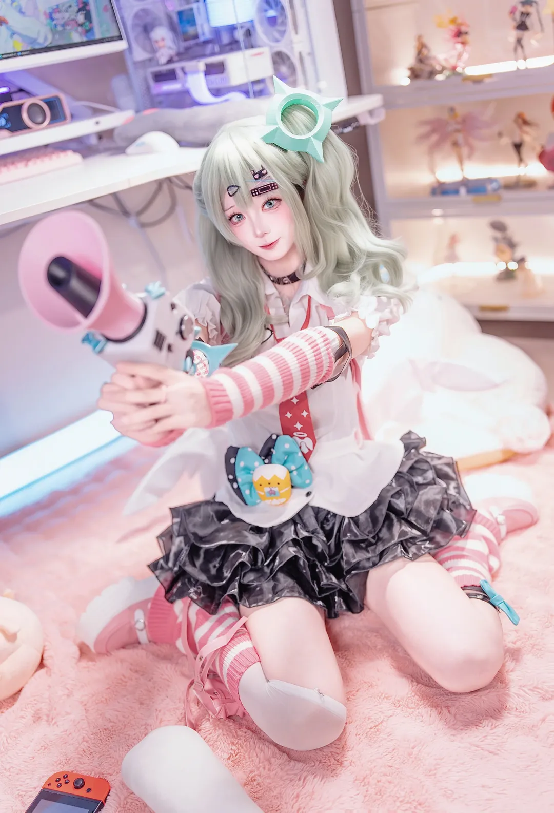 ゼンレスゾーンゼロ, コスプレ, 千夏 コスプレ, ゲーミングルームの撮影, ピンクと白のボーダーソックス - 4枚目