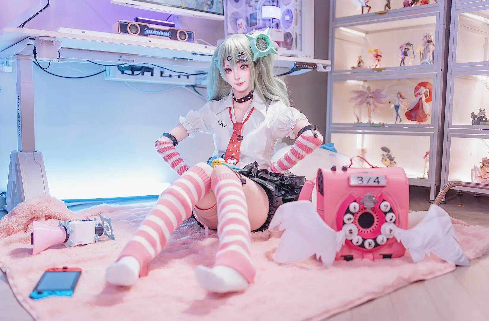ゼンレスゾーンゼロ, コスプレ, 千夏 コスプレ, ゲーミングルームの撮影, ピンクと白のボーダーソックス - 5枚目
