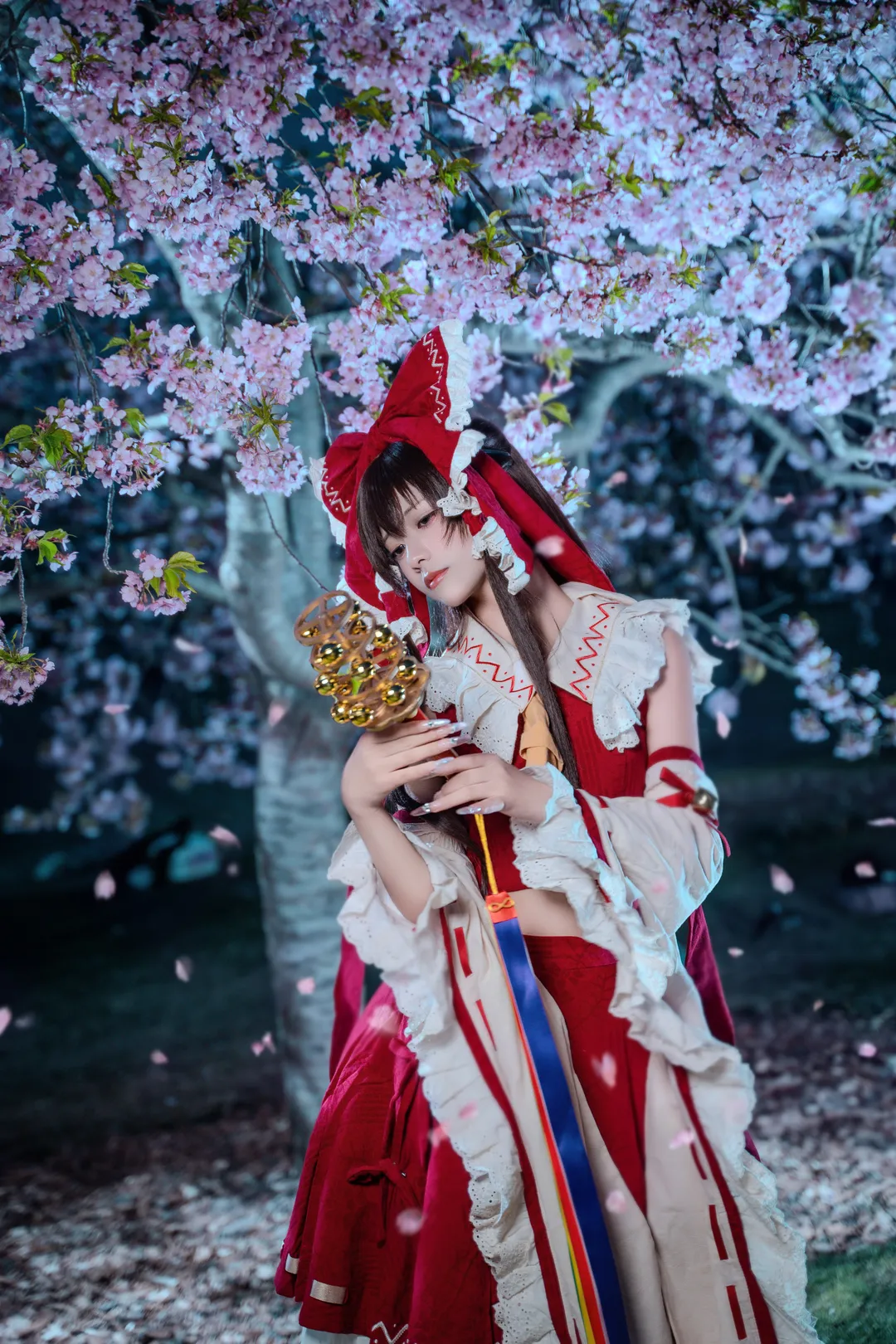 博丽灵梦cos, 夜樱, 夜景摄影, 巫女cosplay, 东方poject - 第1张