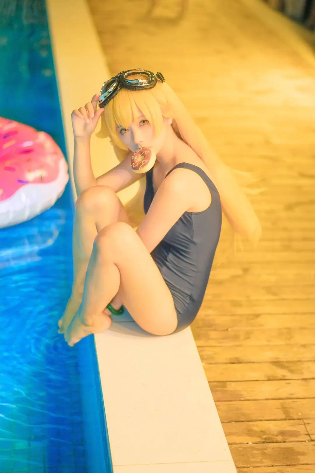 泳装cosplay, 夏日氛围感, 忍野忍cos, 夜间泳池写真, 蓝调光影 - 第1张