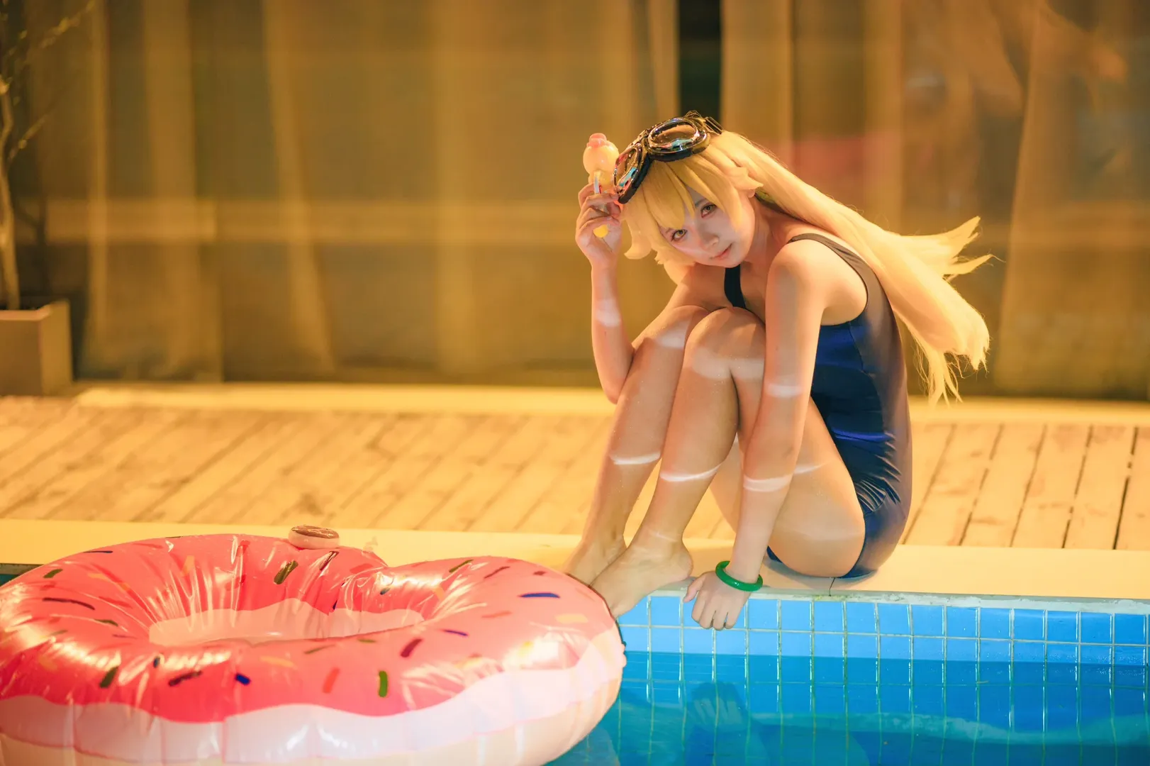 泳装cosplay, 夏日氛围感, 忍野忍cos, 夜间泳池写真, 蓝调光影 - 第3张