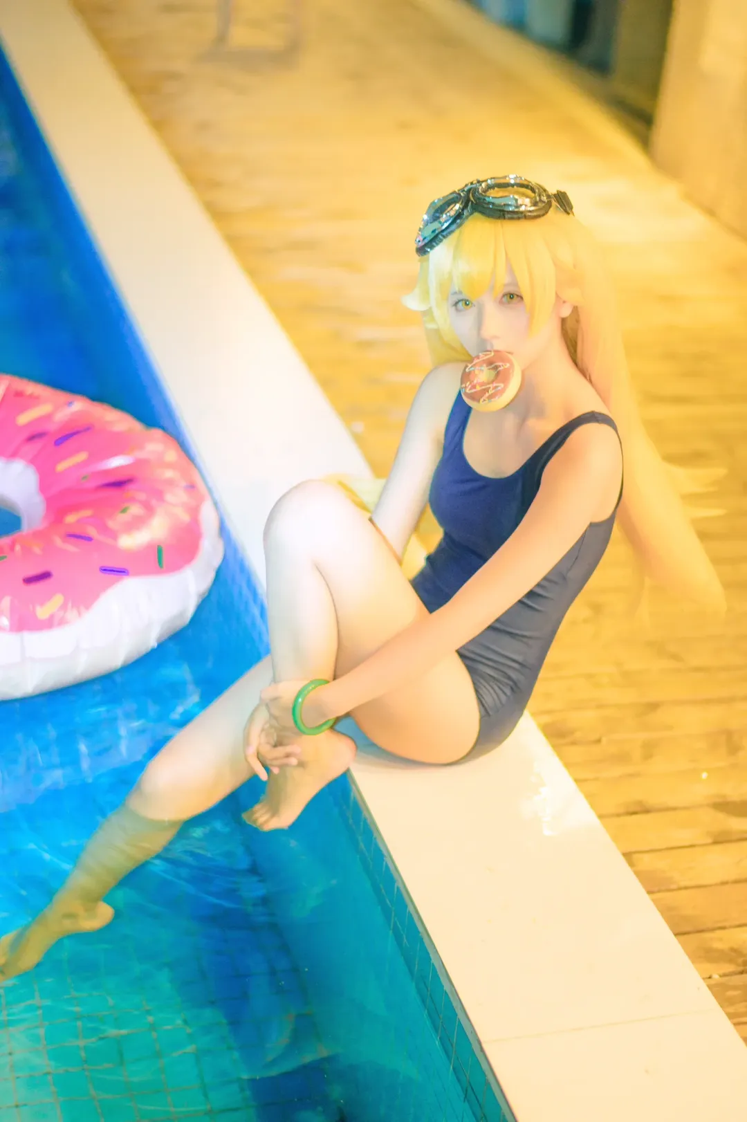 泳装cosplay, 夏日氛围感, 忍野忍cos, 夜间泳池写真, 蓝调光影 - 第5张