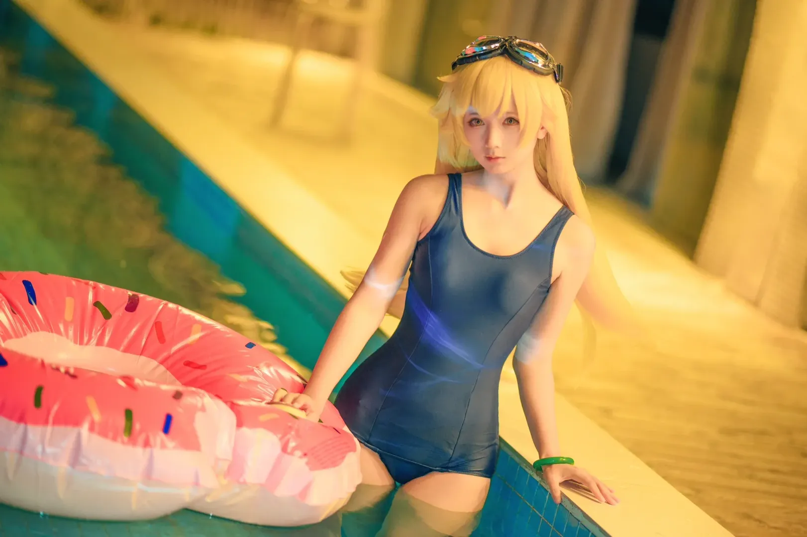 泳装cosplay, 夏日氛围感, 忍野忍cos, 夜间泳池写真, 蓝调光影 - 第7张