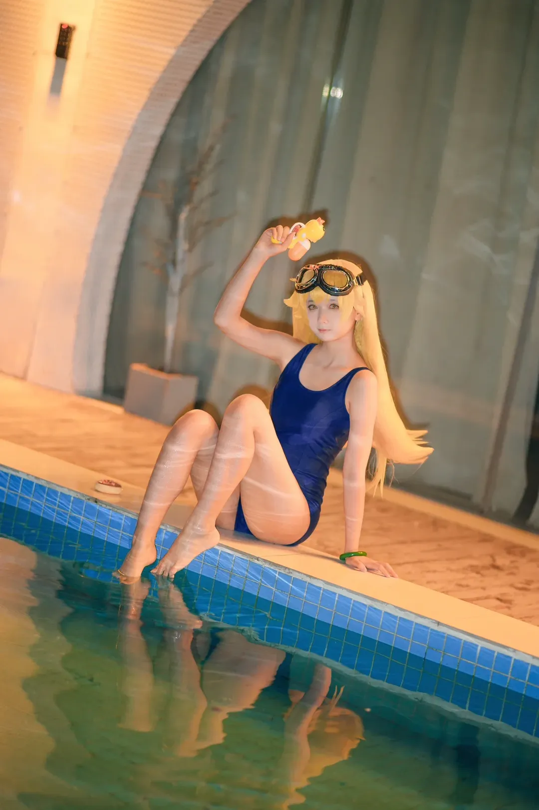 泳装cosplay, 夏日氛围感, 忍野忍cos, 夜间泳池写真, 蓝调光影 - 第8张